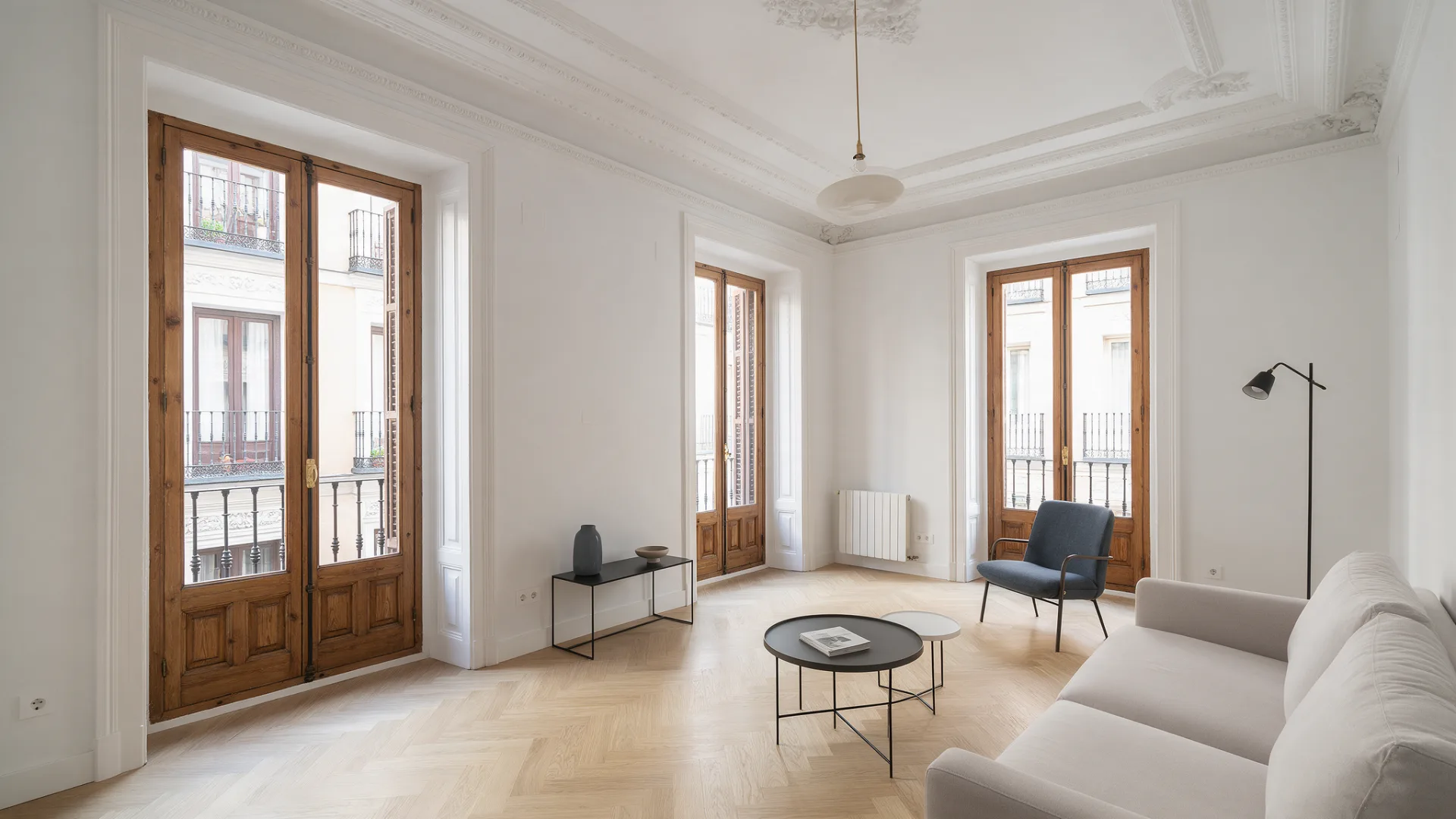 Salón reformado en una finca clásica de Chamberí, Madrid